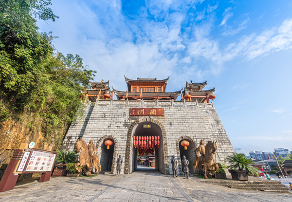【重慶旅游跟團四日】磁器口+觀音橋步行街+輕軌穿樓+解放碑+洪崖洞+九街壹華里夜景公園